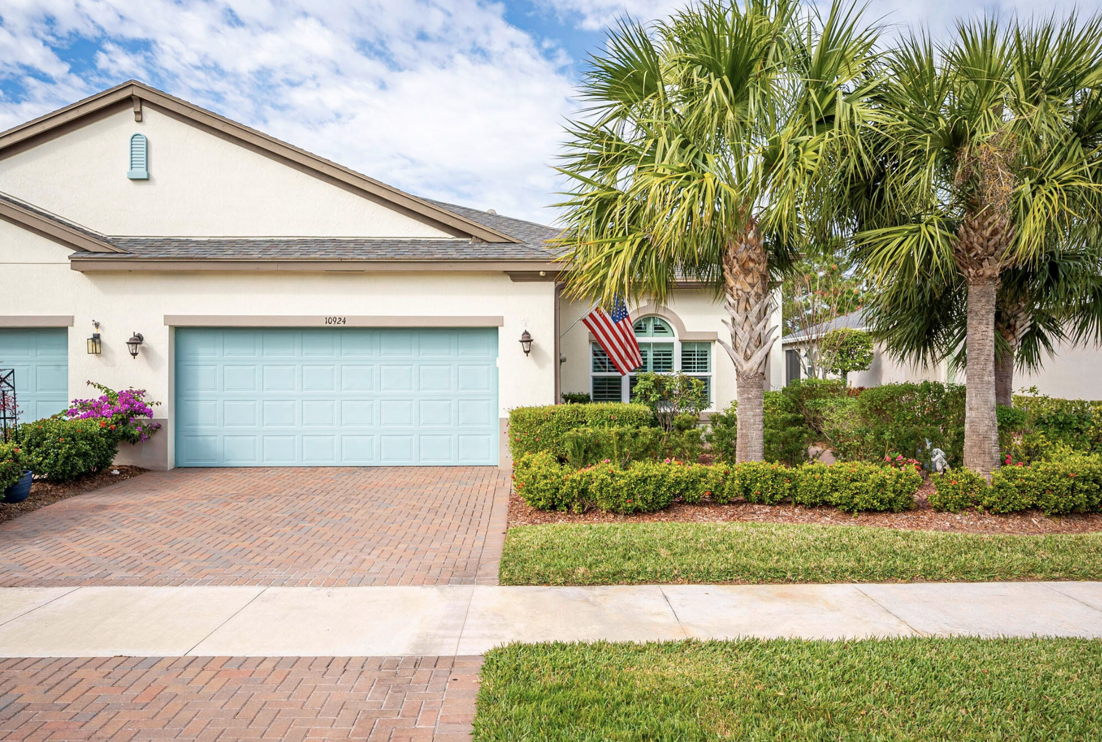 front of home at 10924 winding lakes